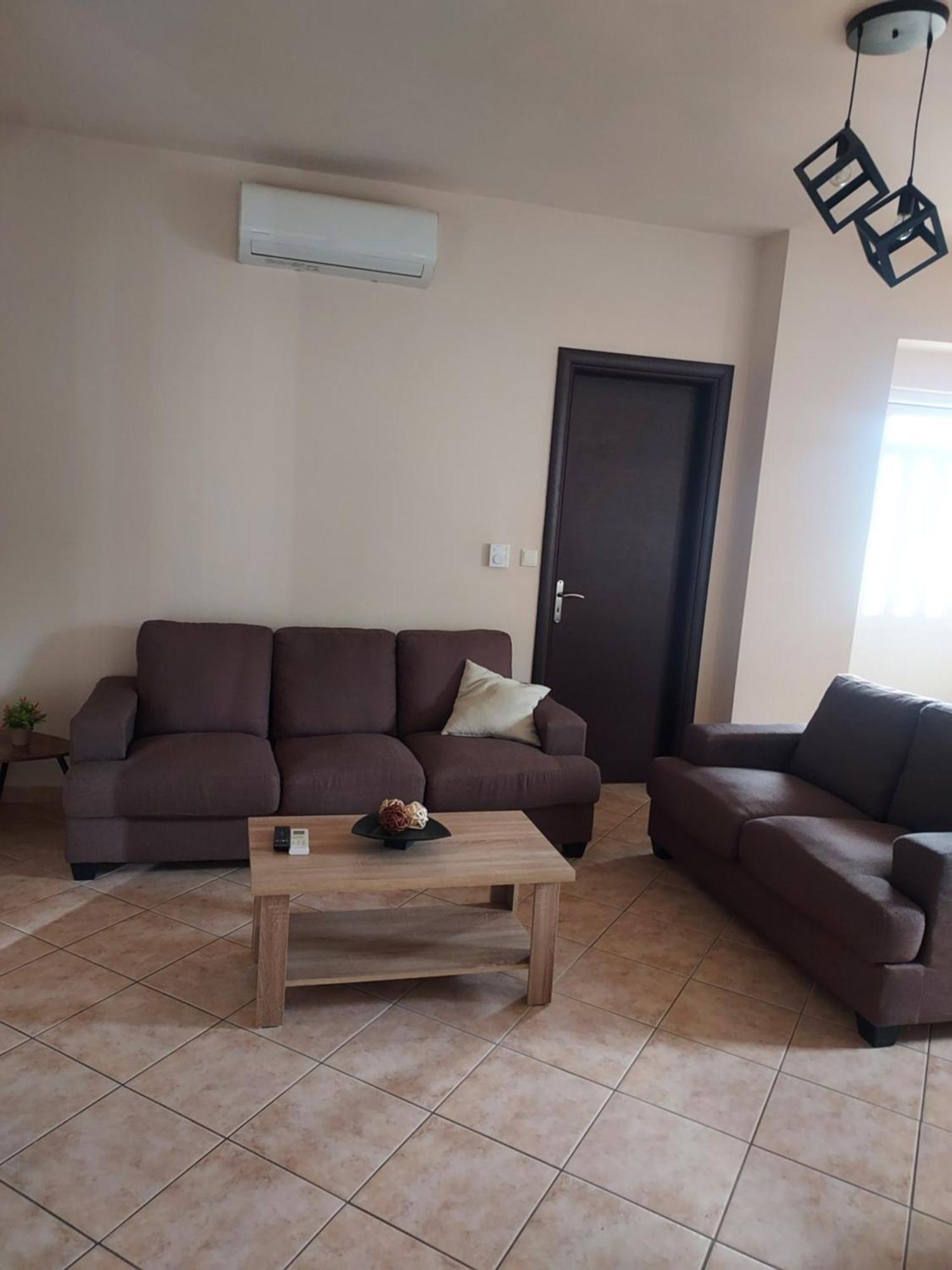 Διαμέρισμα Μεντησ İgumeniça Dış mekan fotoğraf