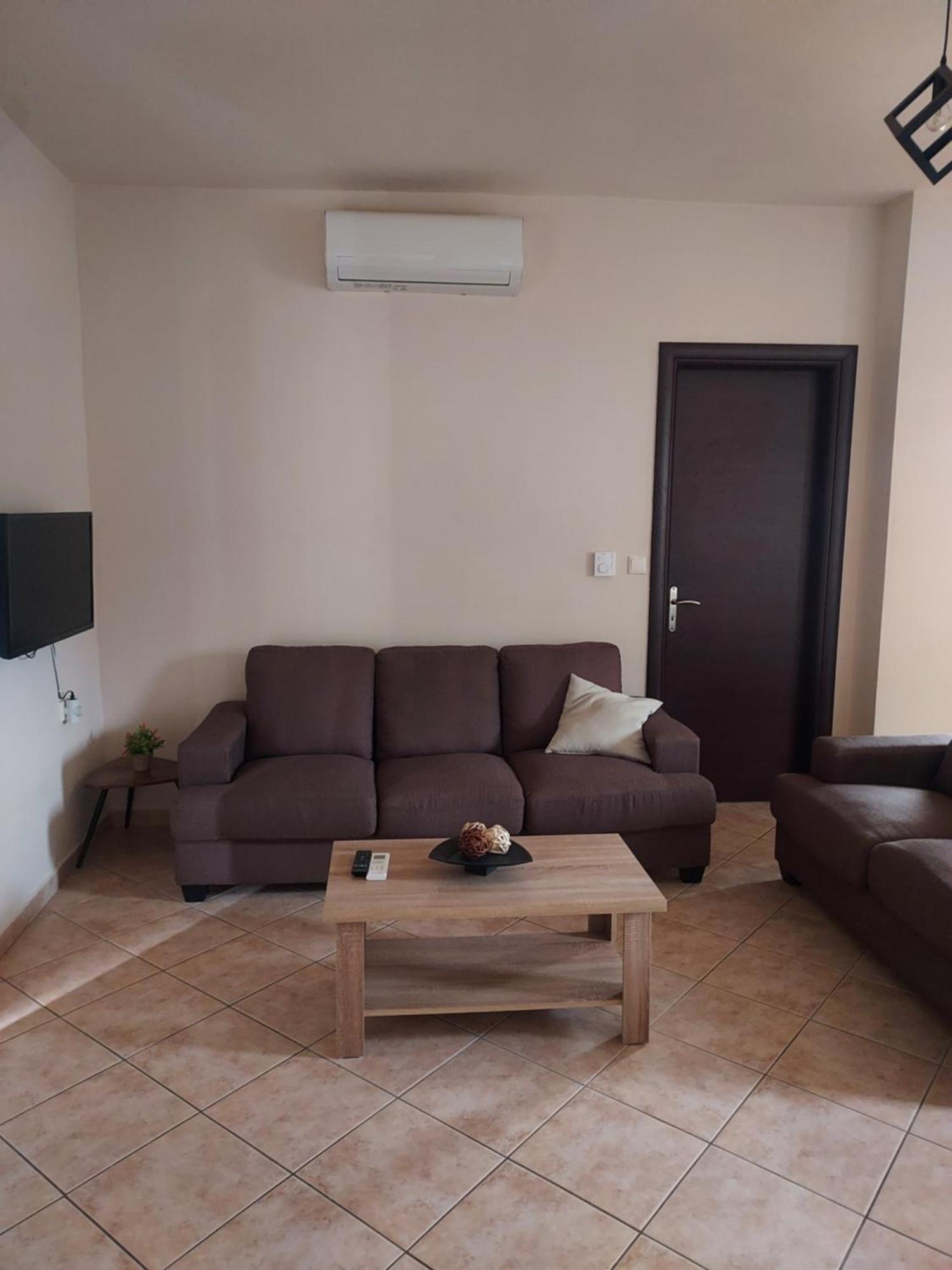 Διαμέρισμα Μεντησ İgumeniça Dış mekan fotoğraf
